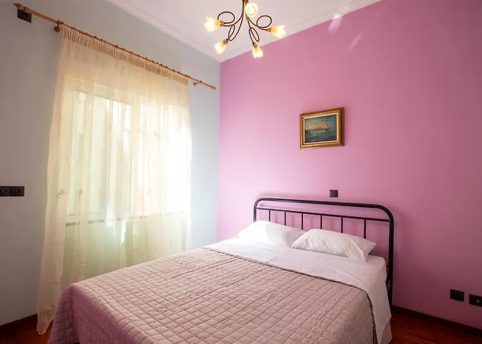 Aesthisis-Downtown Two Bedroom Apartment